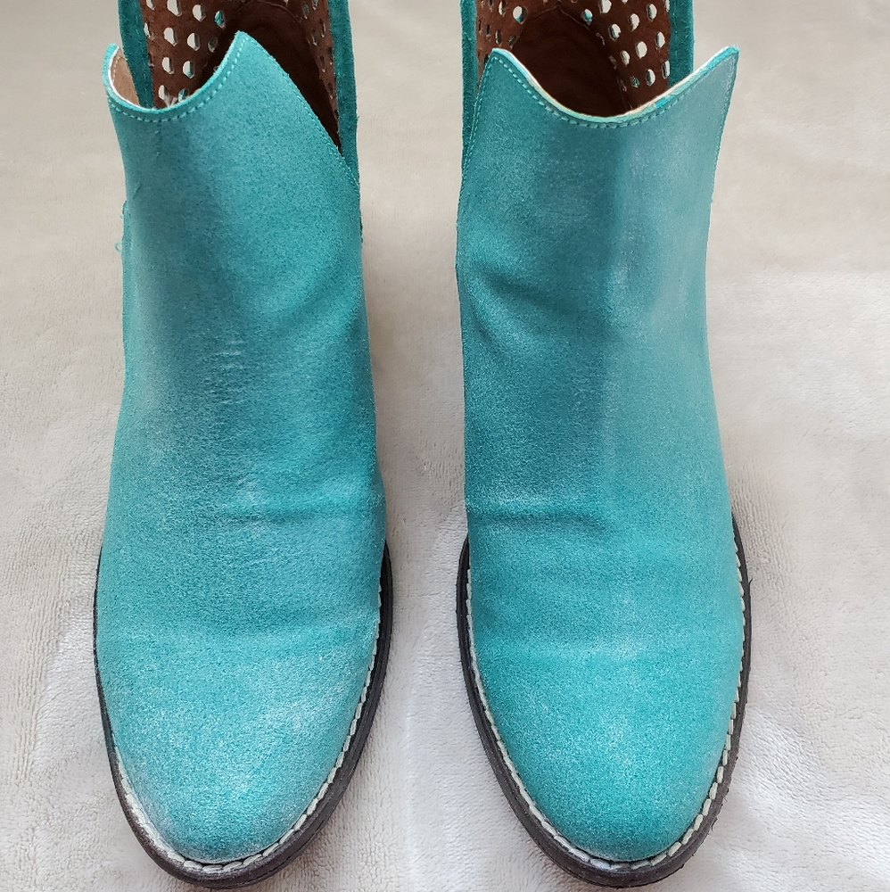 Turquoise Circle G Booties, size 10M